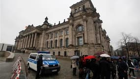 Le parlement allemand a été partiellement fermé aux touristes lundi en raison d'informations faisant état d'une menace d'attaque qu'auraient fomentée des islamistes contre le bâtiment situé dans le centre de Berlin. /Photo prise le 22 novembre 2010/REUTER