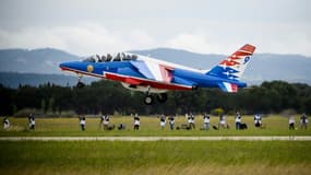 Un pilote à bord de son alphajet de la Patrouille de France décolle de la base de Salon-de-Provence, le 18 mai 2023 dans les Bouches-du-Rhône
