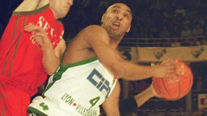 Delaney Rudd (en blanc) face à Séville lors de la deuxième phase de l'EuroLeague en 1997 Delaney Rudd (en blanc) face à Séville lors de la deuxième phase de l'EuroLeague en 1997