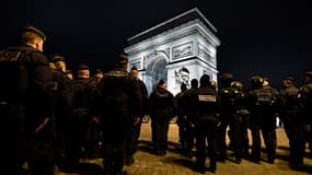 Des policier sur la place de l'Etoile le 31 décembre 2021 (illustration)
