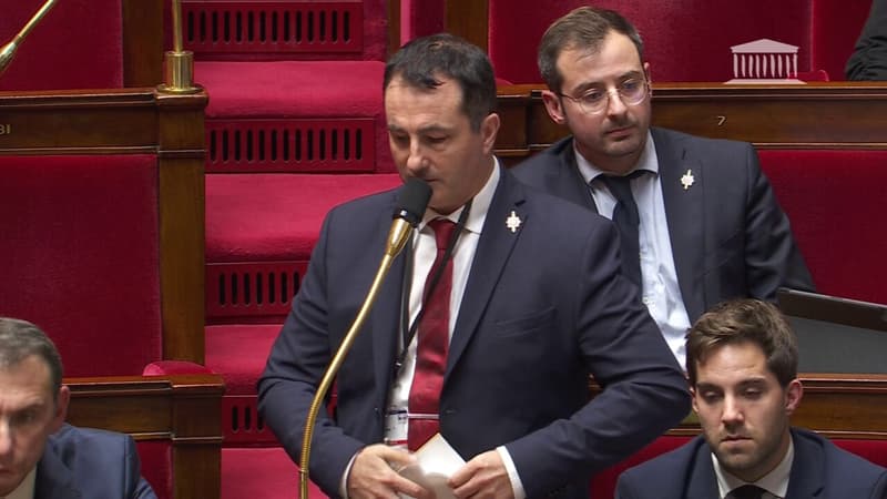 José Beaurain (RN), premier député aveugle de la Ve République, lit son intervention en braille à l'Assemblée nationale
