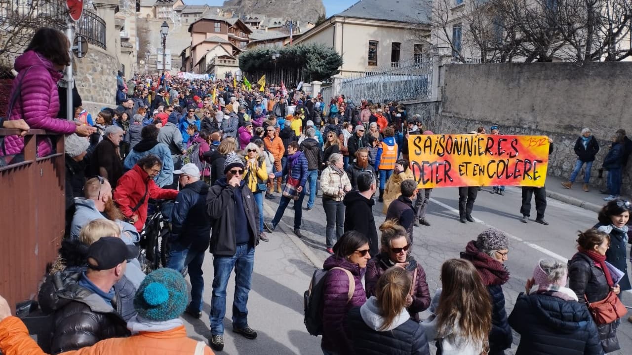 Le cortège à Briançon, ce mardi 7 mars.