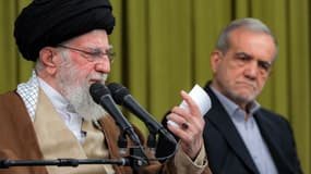 L'ayatollah Ali Khamenei accompagné du président Masoud Pezeshkian, lors d'une réunion avec des responsables à Téhéran, le 28 janvier 2025.