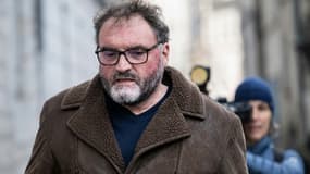 L'ancien anesthésiste Frédéric Pechier arrive au tribunal de Besançon où les plaidoiries finales de la défense vont être présentées, le 15 décembre 2025 dans le Doubs