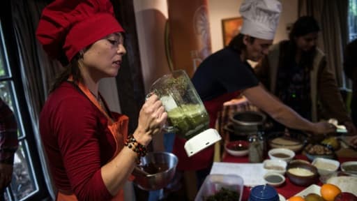 Natalia Revelant agrémente ses plats à l'aide de cannabis, le 24 mai 2017 à Santiago Natalia Revelant agrémente ses plats à l'aide de cannabis, le 24 mai 2017 à Santiago