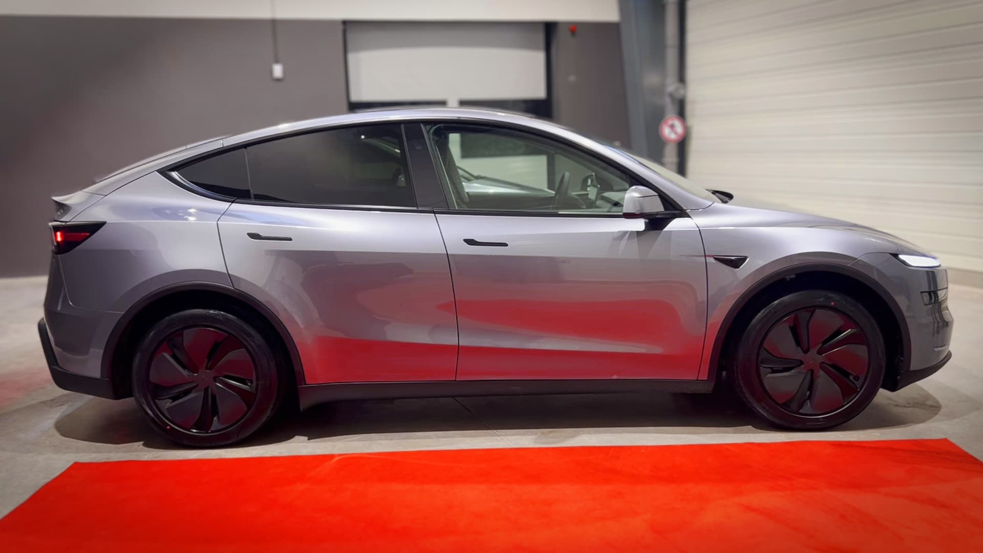 In profile, this new Tesla model evolves little, maintaining the silhouette of the previous one.
