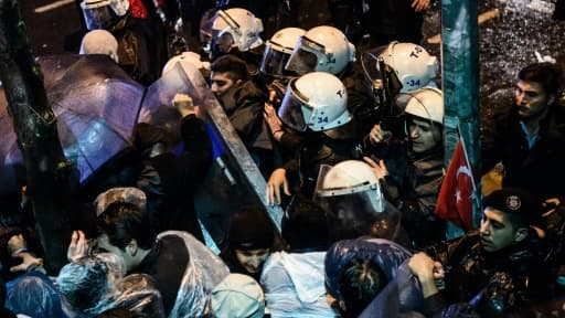 La police turque investit les locaux du quotidien Zaman, le 4 mars 2016 à Istanbul. La police turque investit les locaux du quotidien Zaman, le 4 mars 2016 à Istanbul.