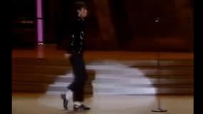 Michael jackson, dansant le moonwalk, le 25 mars 1983