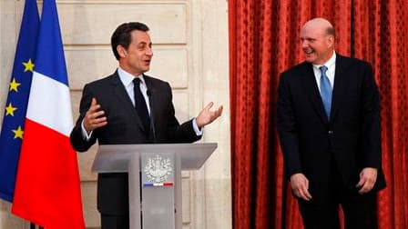 Nicolas Sarkozy (à droite) a salué le rôle "de plus en plus important" de Microsoft dans l'économie française en remettant mercredi les insignes de chevalier de la Légion d'honneur à Steve Ballmer (à gauche), PDG du géant américain des logiciels. /Photo p
