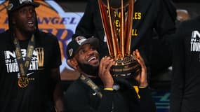 LeBron James soulève la Coupe NBA à Las Vegas 