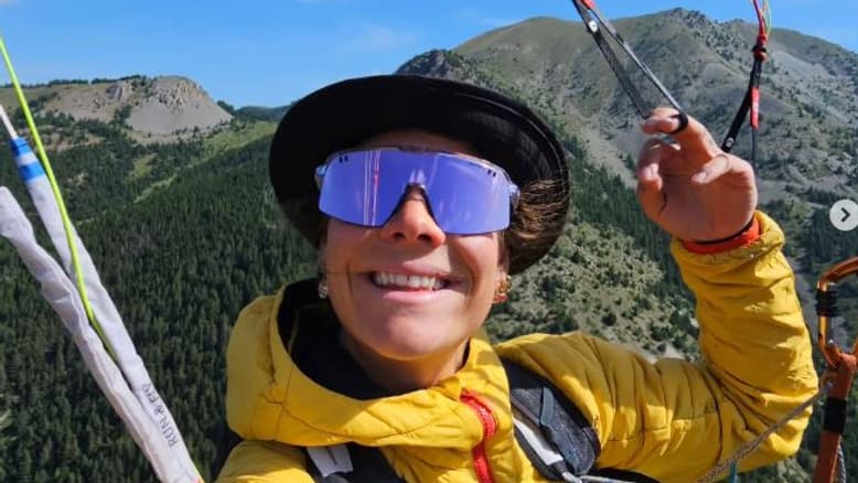 La fondeuse Flora Dolci lors d'une sortie de parapente en juillet 2025