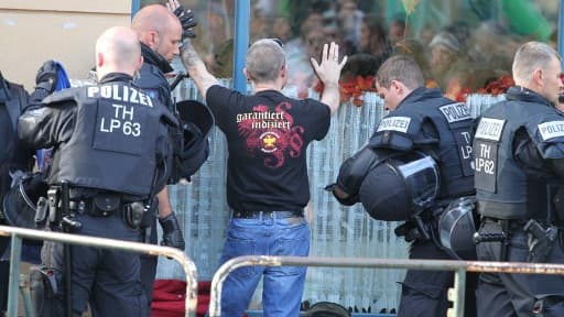 Des policiers interpellent un homme en marge du concert