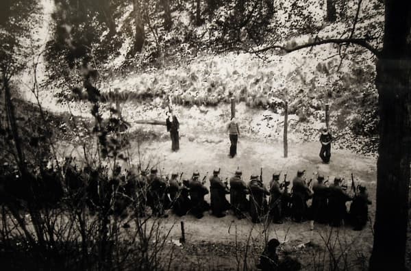 Photographie prise par le sous-officier allemand Clemens Ruther le 21 février 1944 au camp militaire du Mont Valérien, montrant l'assassinat de résistants appartenant au groupe Missak Manouchian, remise par l'avocat français Serge Klarsfeld à l'AFP en 2009