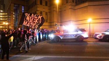 Des partisans de Black Lives Matter manifestent mardi 20 avril à Columbus dans l'Ohio, après la mort d'une adolescente noire de 16 ans tuée par la police.