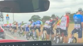 De nombreux coureurs du peloton du Tour de France en train d'observer une pause pipi, le 5 juillet 2025.