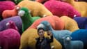 Une femme se prend en photo devant des moutons colorés, symboles de la nouvelle année chinoise qui débute le 19 février 2015.