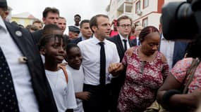 Emmanuel Macron avec des habitants de Saint-Martin, le 29 septembre 2018. 