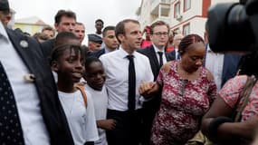 Emmanuel Macron avec des habitants de Saint-Martin, le 29 septembre 2018. 