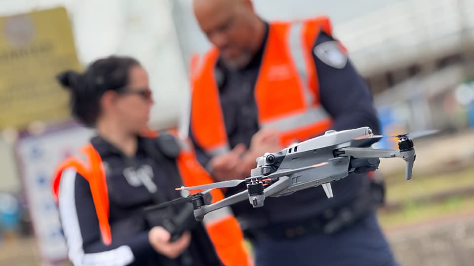ELLE NE PEUT PAS LES DÉTRUIRE AVEC UN FUSIL ÉLECTROMAGNÉTIQUE MAIS ELLE PREND LA MENACE AU SÉRIEUX: COMMENT LA SNCF SE PRÉPARE À L'INTRUSION DE DRONES SUR SON RÉSEAU