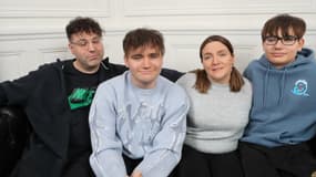Les youtubeurs Swan et Néo avec leurs parents. 