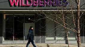 Un homme passe devant un point de ramassage du géant russe du commerce électronique Wildberries à Moscou, le 24 mars 2021. Photo d'illustration