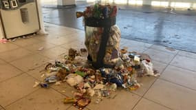 Poubelle débordante dans une station de métro à Marseille le 14 novembre 2024