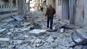 Dans une rue de Homs, au début du mois. Le régime syrien n'a pas complètement rempli ses obligations concernant le retrait des troupes et des armes lourdes des villes et doit désormais envoyer un "signal clair" montrant sa volonté de rétablir la paix, a i