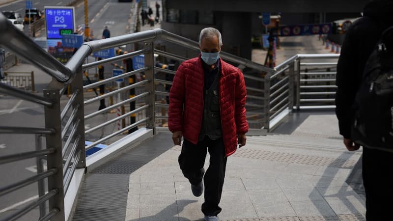 Une personne portant un masque à Pékin le 10 avril 2020.