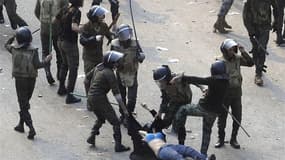 Arrestation d'une manifestation par l'armée égyptienne, place Tahrir. Des affrontements se sont poursuivis dans la nuit de samedi à dimanche sur la place du centre du Caire, les incidents ayant fait 10 morts et des centaines de blessés depuis vendredi. /P