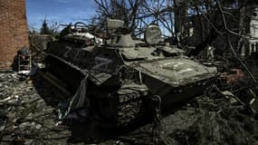 Un char russe détruit marqué de la lettre "Z", le 28 mars 2022 à l'est de Kharkiv, en Ukraine