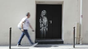 Peinture au pochoir réalisée par Banksy sur une porte du Bataclan en juin 2018. (Photo d'illustration)