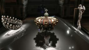 La couronne (c) et le diadème (g) de l'impératrice Eugénie exposés dans la galerie d'Apollon au musée du Louvre, le 14 janvier 2020 à Paris