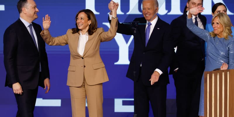 Le deuxième gentleman Doug Emhoff, la vice-présidente des États-Unis Kamala Harris, le président des États-Unis Joe Biden et la première dame Jill Biden sur scène à la fin de la première journée de la convention démocrate, le 19 août 2024. 