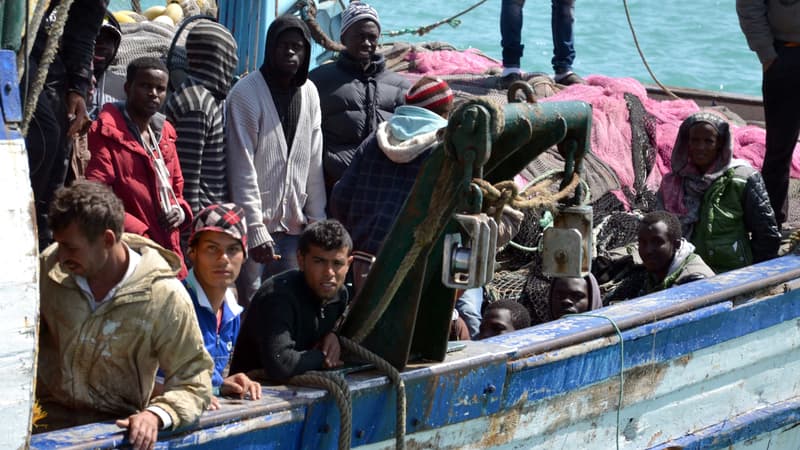 Des migrants arrivent au porte tunisien de Zarzis à 50 kilomètres de la frontière libyenne après avoir été sauvés par des garde-côtes tunisiens.
