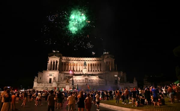 Des supporters italiens célèbrent à Rome le sacre européen de leur équipe le 11 juillet 2021