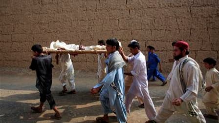 Evacuation d'une victime après un attentat suicide commis par un adolescent qui a fait 47 morts et une plus de 70 blessés vendredi dans une mosquée de Jamrud, principale localité de la zone tribale de Khyber, dans le nord-ouest du Pakistan. /Photo prise l
