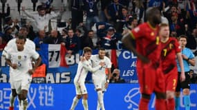 Kylian Mbappé célèbre avec Antoine Griezmann son but pour l'égalisation des Bleues contre la Belgique en Ligue des nations à Turin, le 7 octobre 2021 
