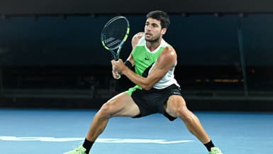 Carlos Alcaraz lors de son quart de finale à l'Open d'Australie contre Alex De Minaur (7-5, 6-2, 6-1), le 27 janvier 2026