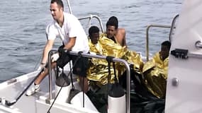 Des migrants survivants ramenés par les secouristes sur les côtes italiennes, jeudi.