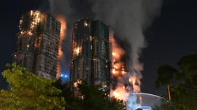 Une épaisse fumée et des flammes s'élèvent lors d'un incendie majeur dans le quartier résidentiel de Wang Fuk Court, dans le district de Tai Po à Hong Kong, le 26 novembre 2025.
