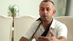 Akif a été blessé à la main par Christophe B., mais a réussi à s'enfuir.