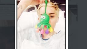 Miley Cyrus a posté une photo d'elle depuis sa chambre d'hôpital, le 16 avril 2014.