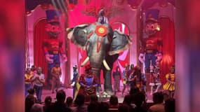 Un éléphant animatronique dans un cirque