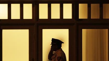 Un policier devant la maison du quartier de TriBeca, à Manhattan, occupée par Dominique Strauss-Kahn. Les avocats de Dominique Strauss-Kahn ont évoqué jeudi des fuites propres à compromettre le droit de leur client à un procès équitable, et de divulgation