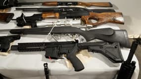 Un stock d'armes à feu saisi par la police de Los Angeles en 2013 (illustration)