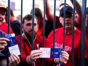 Des supporters de Liverpool coincés derrière les barrières du Stade de France, le 28 mai 2022.