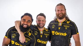 Les joueurs de Biarritz posent avec leur nouveau maillot et sponsor