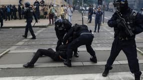 Des policiers arrêtent un manifestant lors de heurts le 1er mai 2023 à Bordeaux. PHOTO D'ILLUSTRATION