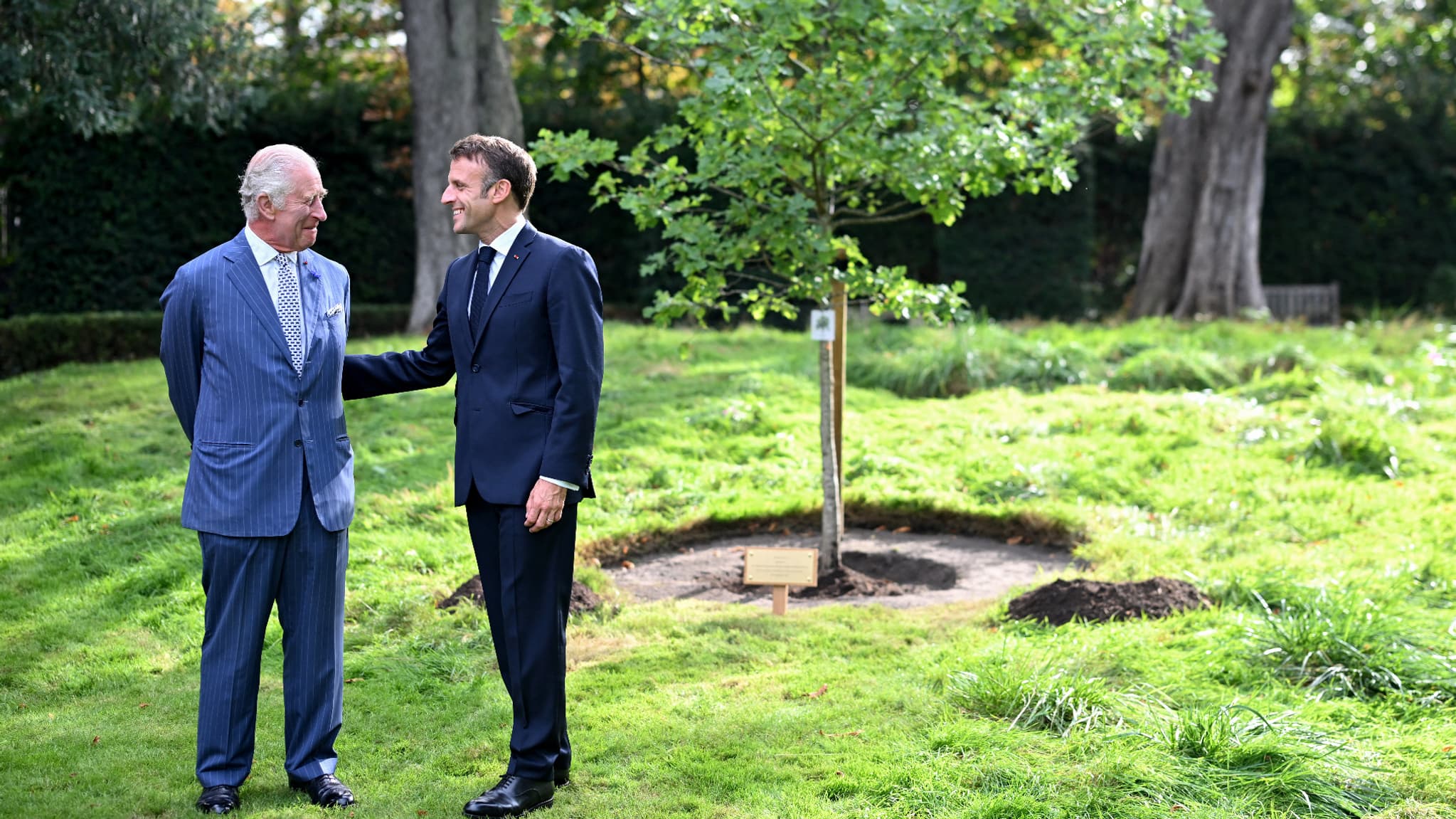 Charles III et Emmanuel Macron ont planté un arbre dans les jardins de l'ambassade britannique à Paris le 20 septembre 2023