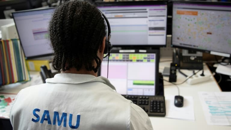 Un opérateur du centre de régulation du Samu 94 à l'hôpital Henri Mondor de Créteil, le 6 mars 2020 (Photo d'illustration)